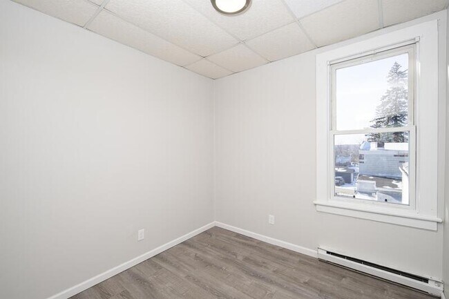 Building Photo - 56 Thompson St