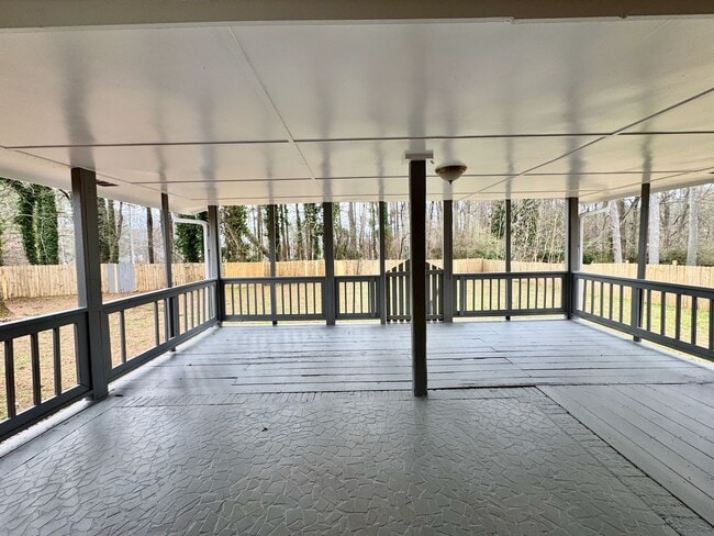 Building Photo - Convenient in Cobb!