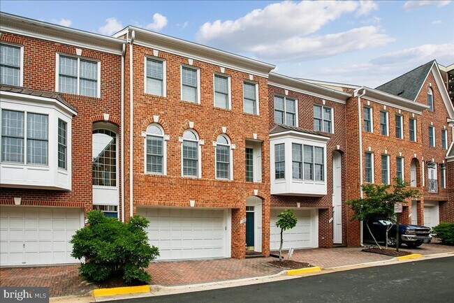 Building Photo - 1309 McLean Crest Ct