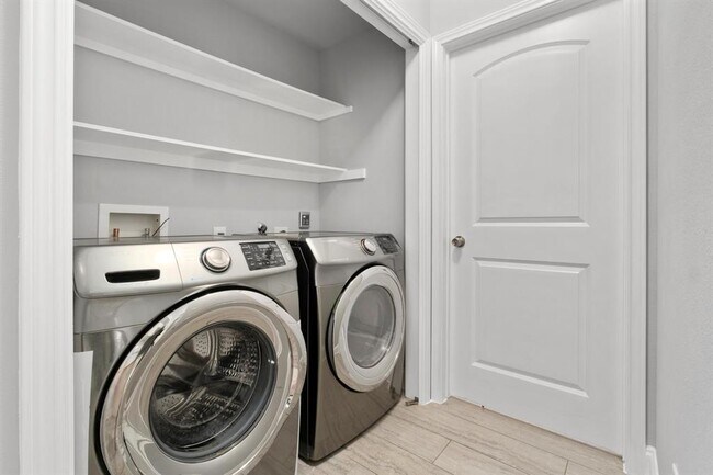 Building Photo - 2311 Santa Rita St