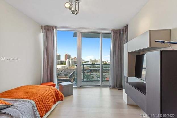 Building Photo - 17001 Collins Ave