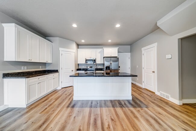 Building Photo - 4423 W Glendon Dr
