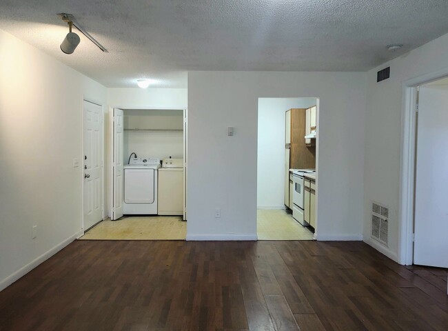 Building Photo - Spacious 1 bedroom 1 bath unit