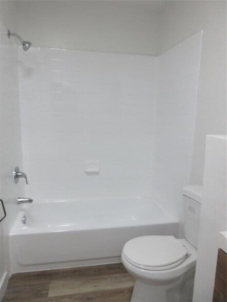 Building Photo - 4240 Woodside Dr