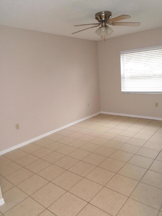 Building Photo - 255 Spring Dr
