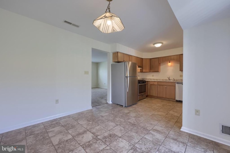 Building Photo - 1902 Pin Oak Dr