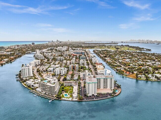 Building Photo - 9901 W Bay Harbor Dr