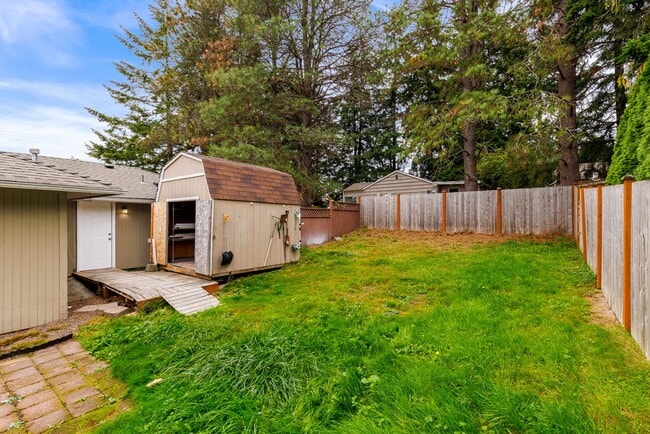 Building Photo - Lynnwood 4 Bedroom Rambler - Huge Lot and Storage Shed - NO CARPETS