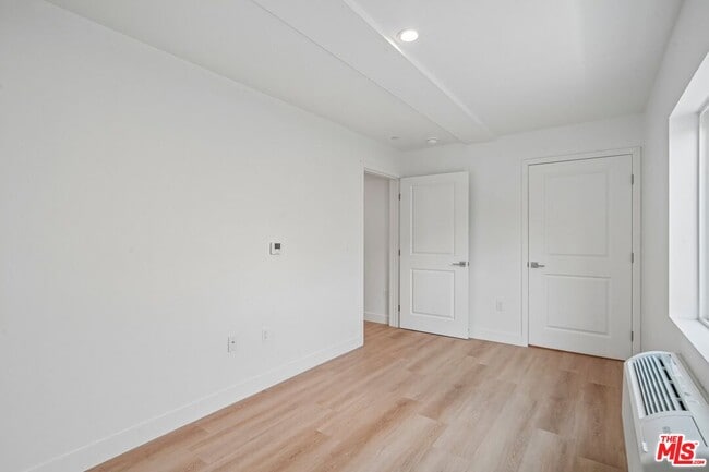 Building Photo - 3221 W 71st St