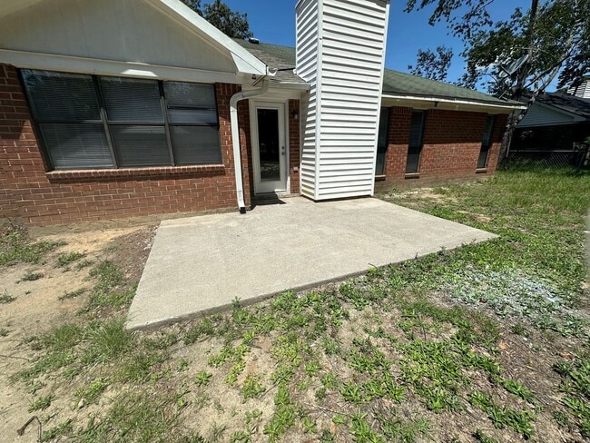 Building Photo - 3/2 No carpet & Fenced yard off Old Waynes...