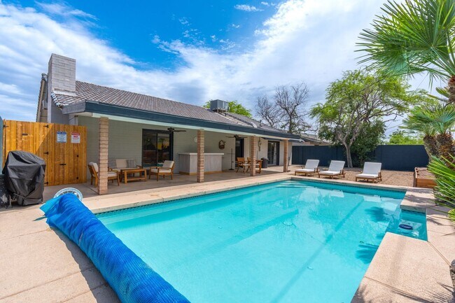 Building Photo - 9 E Del Rio Dr