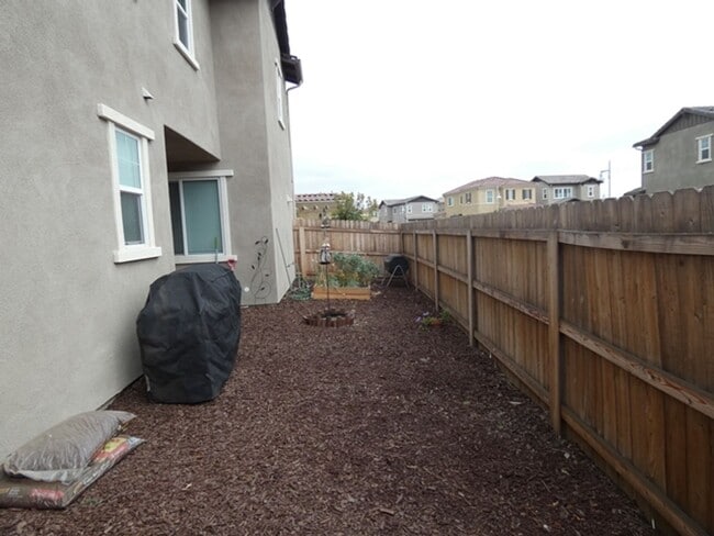 Building Photo - Fabulous Newer Home in Gated Santa Maria Community