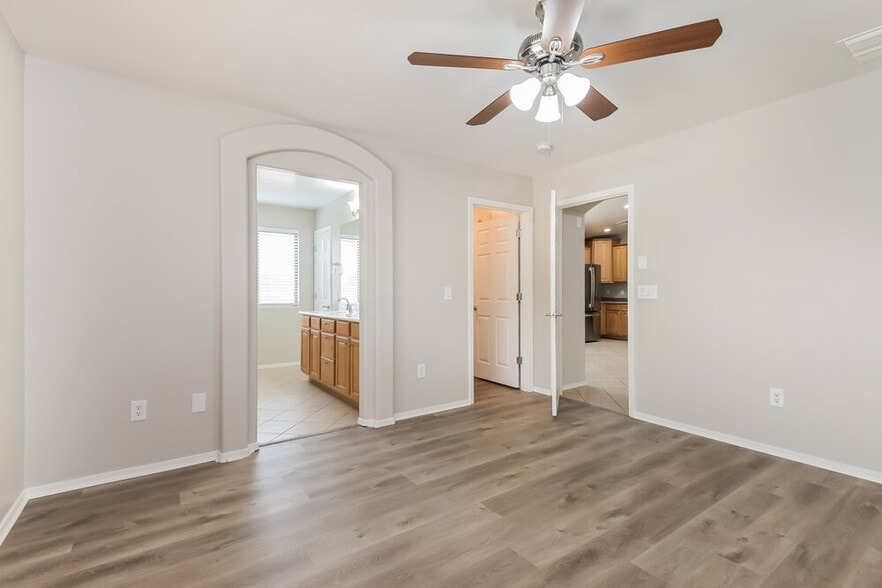 Building Photo - 581 W Calle Cajeta