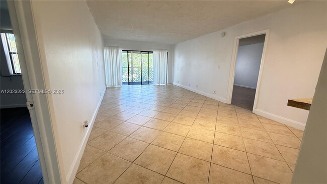 Building Photo - 240 Lakeview Dr