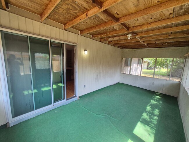 Building Photo - 120 Friendswood Path