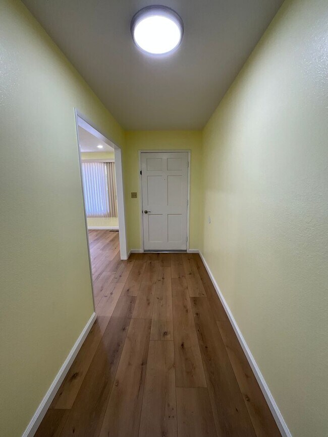 Building Photo - Beautiful Home in Established Fresno Neigh...