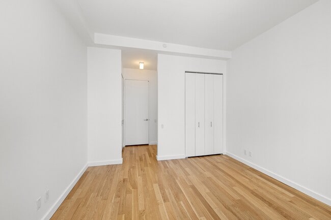 Building Photo - 325 5th Ave