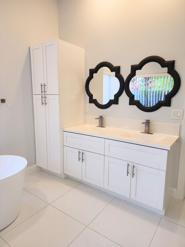 Building Photo - 14526 Paddock Dr