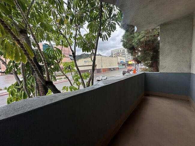 Building Photo - 1432 N Fairfax Ave