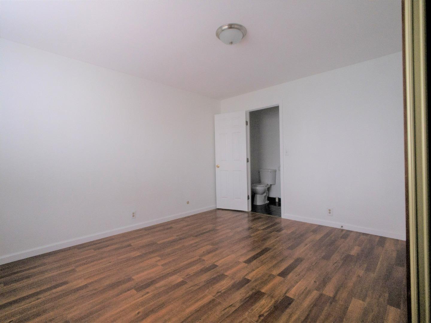 Building Photo - 1215 Skyline Dr