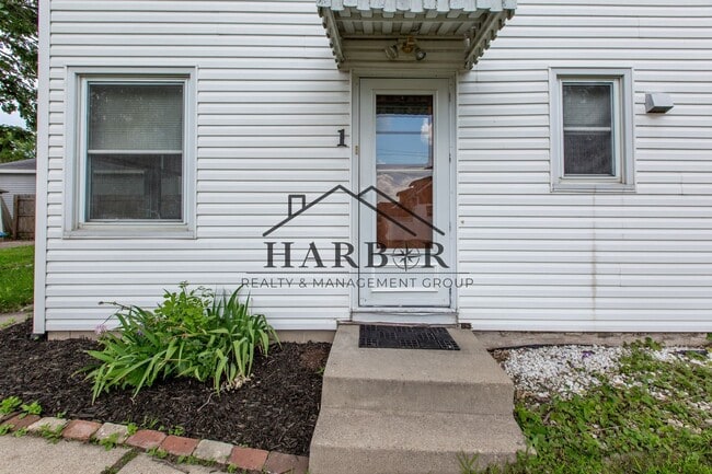 Building Photo - Large 3 Bedroom Apartment!