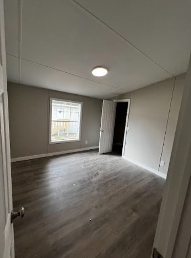 Building Photo - Newly Renovated 3/2 available in Silver Lake.