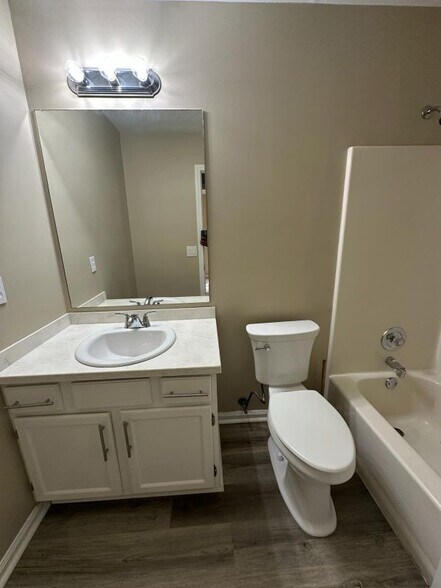 Building Photo - 10629 Pine Forest Ln