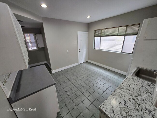 Building Photo - Painted First Floor 3 Bd 1 Bath Available For Rent Now with In-Unit Laundry Hook-Ups