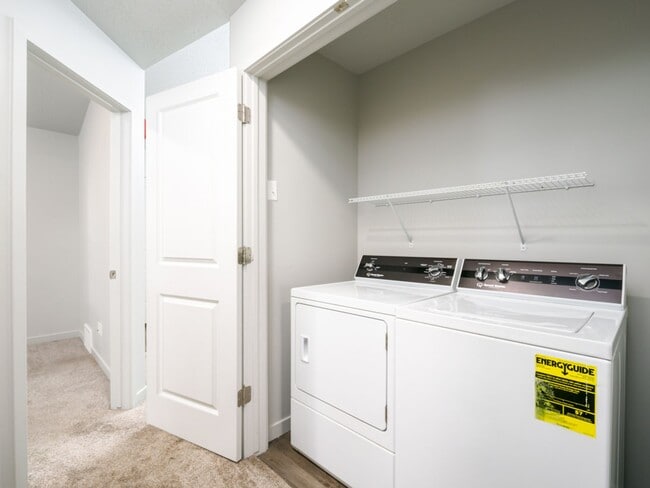 Building Photo - Updated 2BD/2BA Provo Apartment Move-In Ready