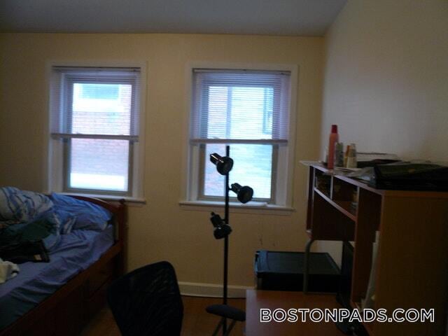 Building Photo - 879 Beacon St