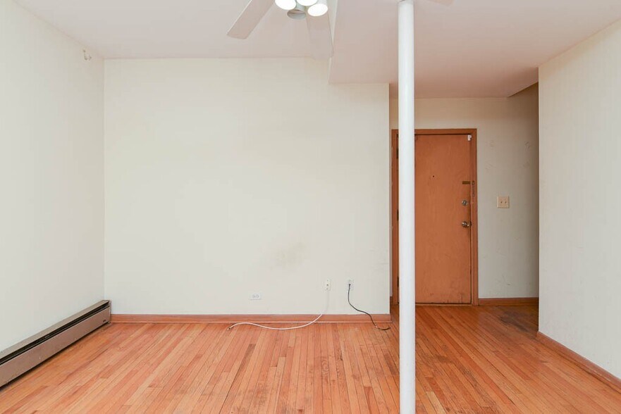 Building Photo - 638 W Barry