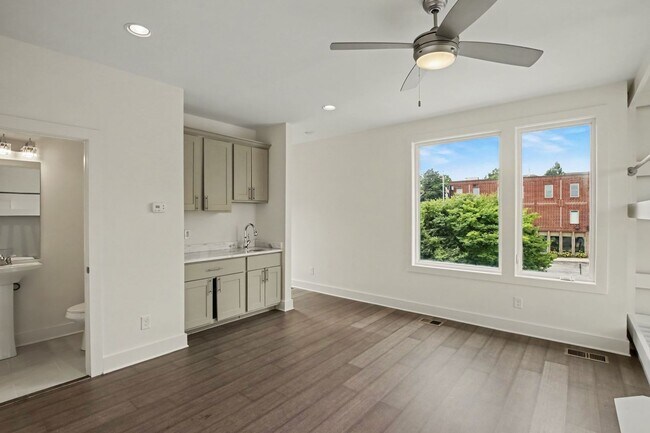 Building Photo - Newly Renovated Condominium