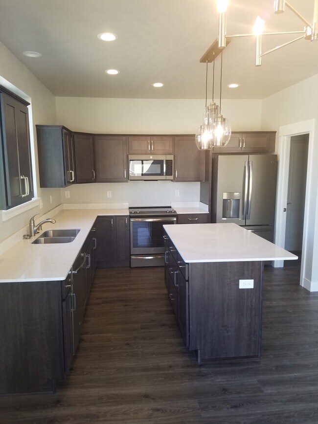 Building Photo - 3052 Golden Acres Dr