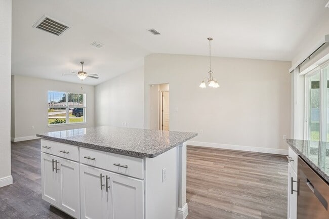 Building Photo - 6 Dogwood Dr Trce