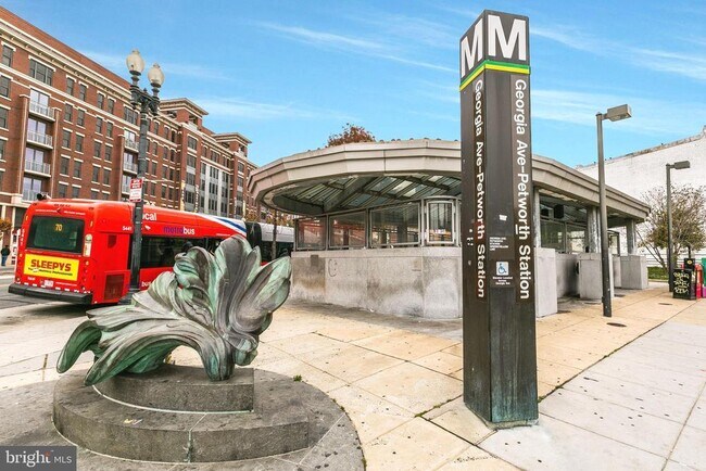 Building Photo - 616 Quebec Place NW