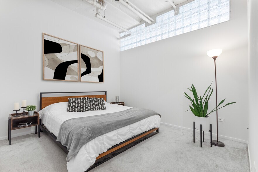 Spacious Fully Enclosed Bedroom - 933 W Van Buren St