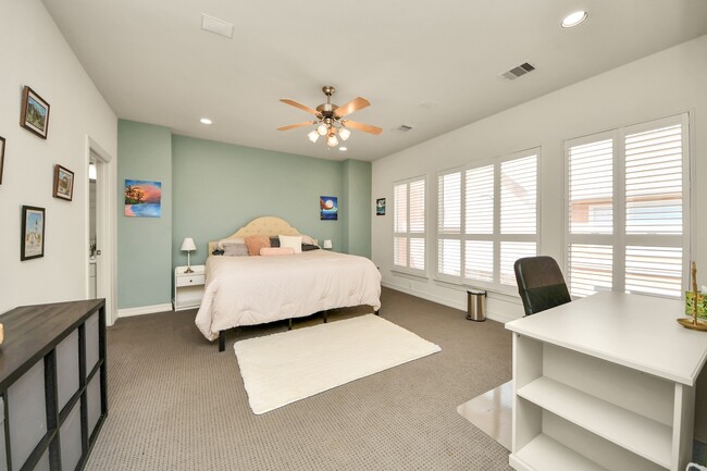 Building Photo - 825 Rosine St