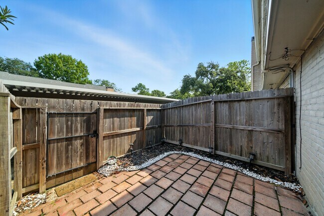 Building Photo - 10333 Longmont Dr