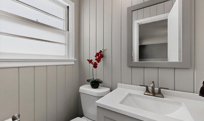 Building Photo - 1900 Hilltop Dr