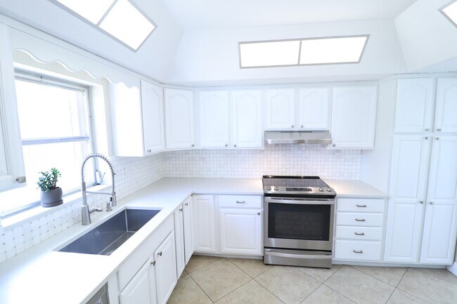Building Photo - 1270 SW 8th St