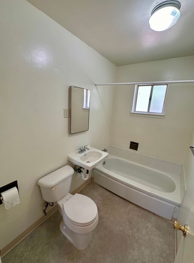 Building Photo - 3 BEDROOM 2 BATH HOME IN SOUTH REDDING