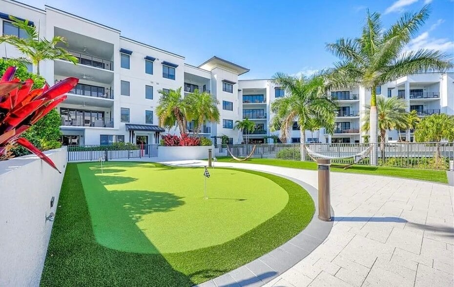 Putting green, dog park, dog bath, bocce - 1111 Central Ave