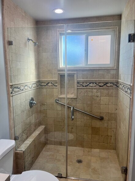 Building Photo - 1391 N Altadena Dr