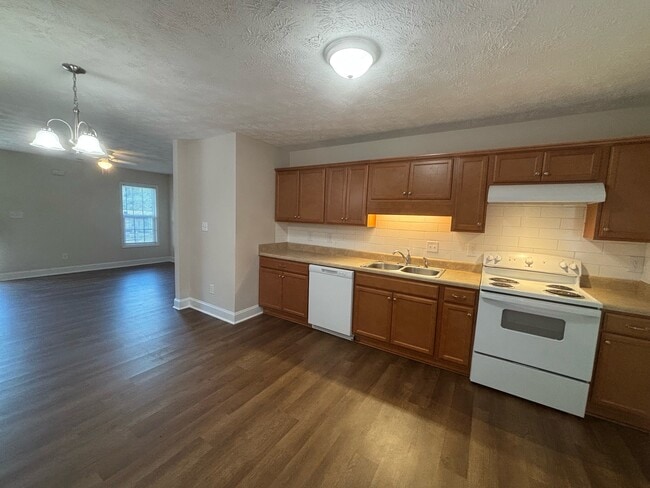 Building Photo - 312 E Jenkins St