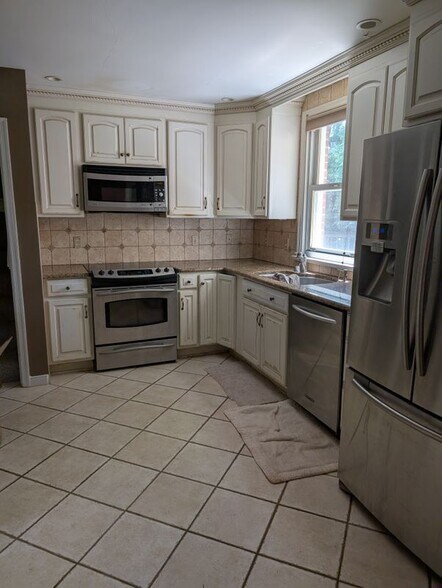 Building Photo - 8903 Freestone Ave