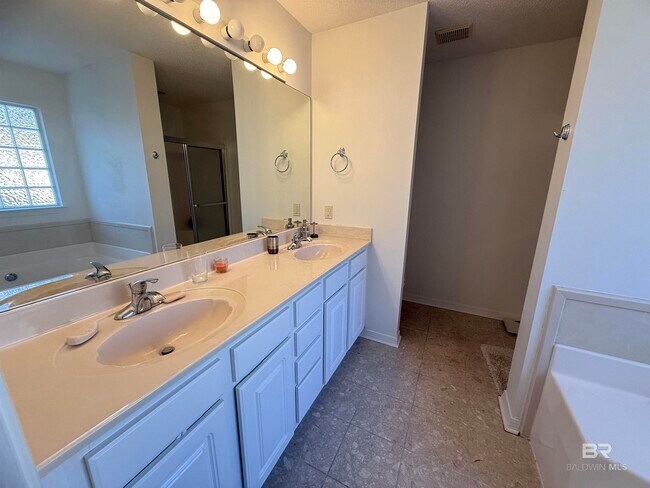 Building Photo - 24608 Tarpon Ln