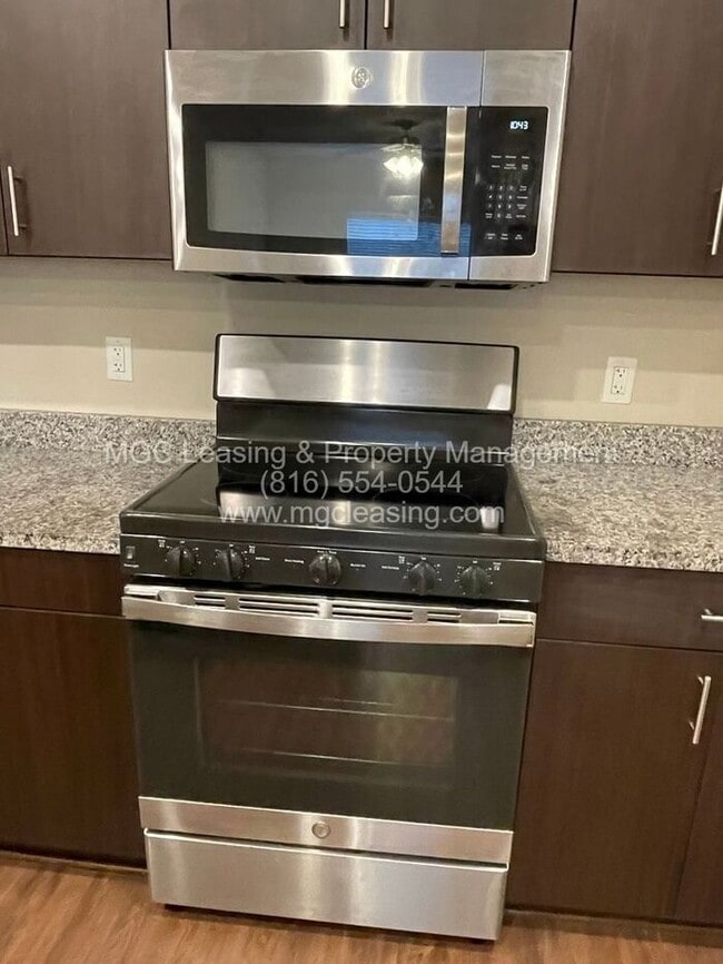 Building Photo - First Floor HCA Apartment with Extra-Large Primary Bath - Enjoy a $500 rent credit when you lease...