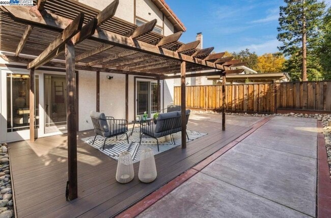 Building Photo - 725 Old Creek Rd