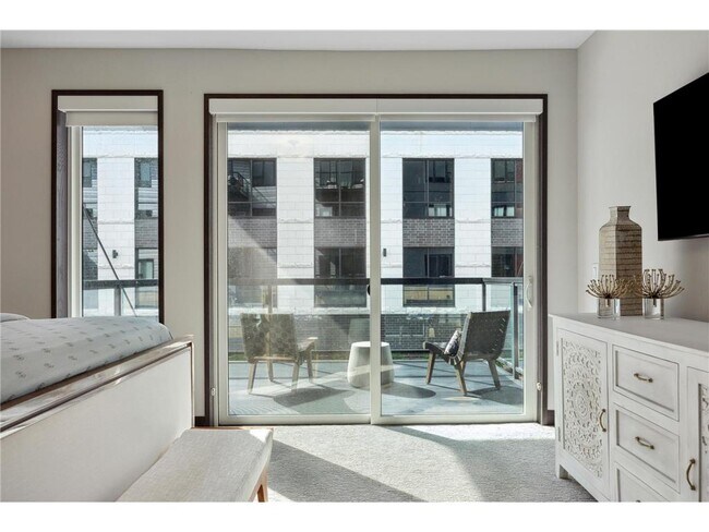 Building Photo - 253 Lake St E