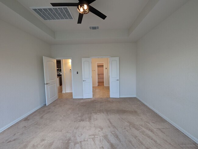 Building Photo - 4/2.5/2 with Large Game Room / Near Gruene...